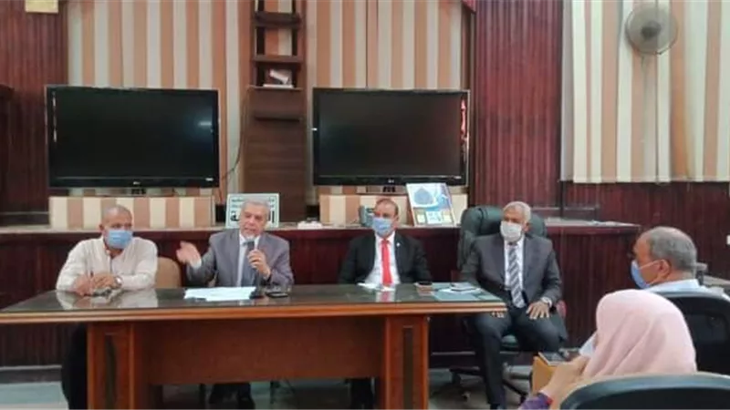 عجلان يناقش استعدادت المدارس لانتخابات مجلس الشيوخ مع قيادات التعليم بالقليوبية