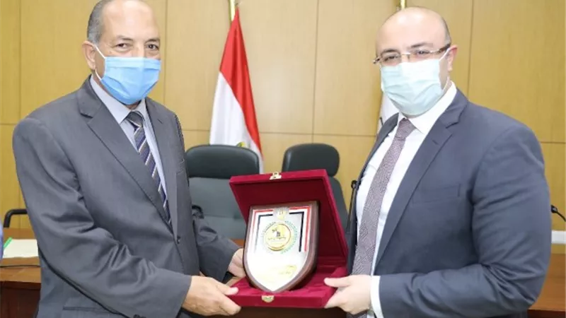 محافظ بني سويف يُكرًم رئيس مركز الواسطى لبلوغه سن التقاعد