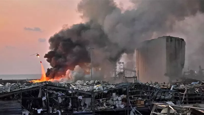 المركزي اللبناني يجمد حسابات رئيس ميناء بيروت ورئيس إدارة الجمارك و5 آخرين