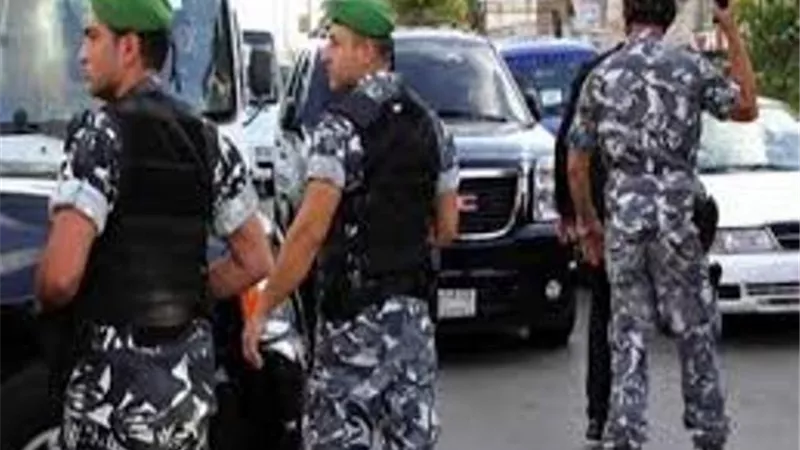 الأمن اللبناني يطلق قنابل الغاز لتفريق المتظاهرين من محيط البرلمان