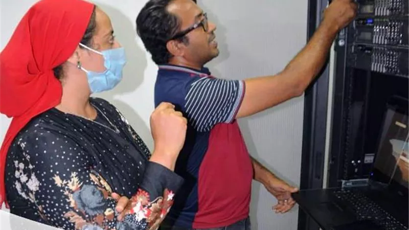 بالصور.. نائب محافظ جنوب سيناء تتابع بدء التشغيل التجريبي للذاكرة المؤسسية