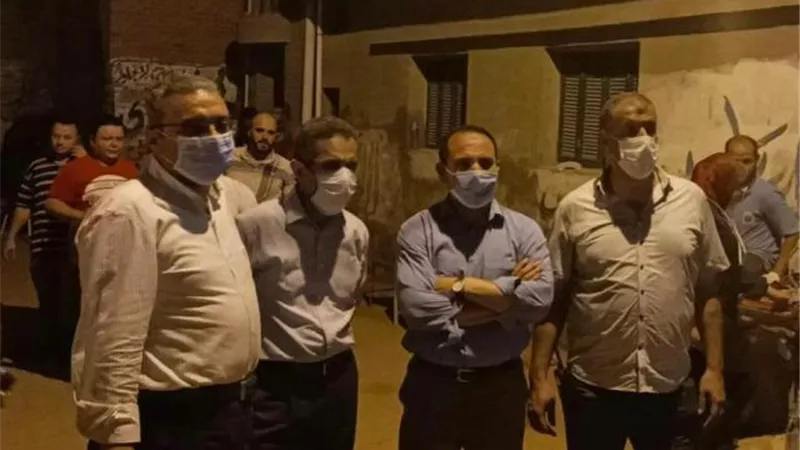 مصرع أم وطفليها واستخراج جثثهم من تحت الأنقاض وفرض طوق امنى حول منزل المحلة المنهار