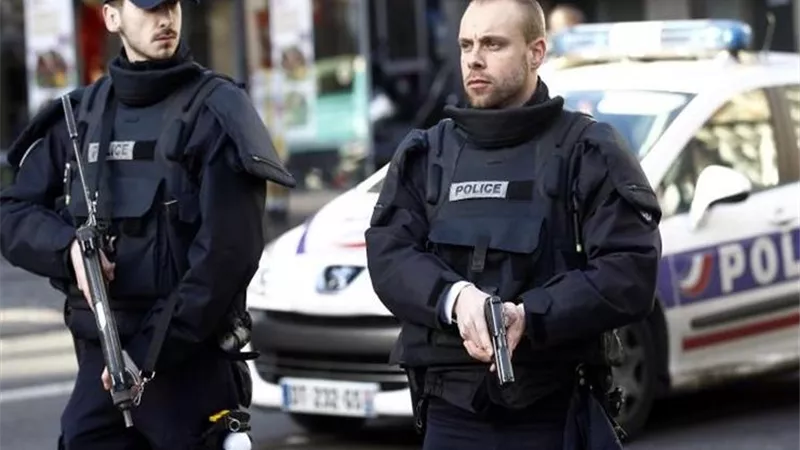 الشرطة الفرنسية: خاطف الرهائن فى 