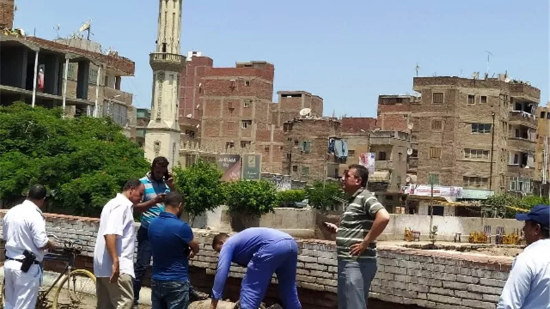 رئيس مدينة الزقازيق يستجيب للاهالى ويأمر باصلاح ماسورة الصرف.. بالصور