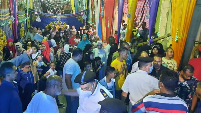 فض ومصادرة فراشة فرح شعبي بشارع الصنايع في الأقصر.صور