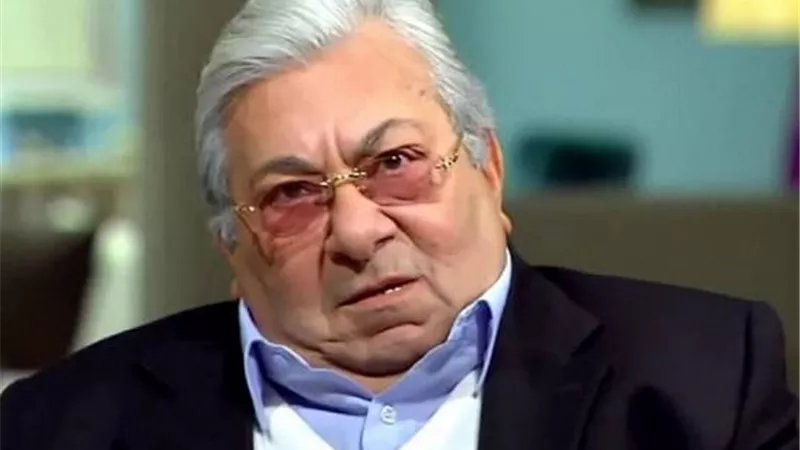نقل الفنان فاروق فلوكس إلى المستشفى.. ونجله يطلب الدعاء له