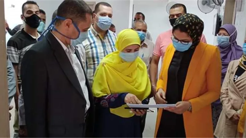 نائب محافظ الوادى الجديد تكرم طبيبة عزب القصر وتشيد بمستوى الوحدات الصحية .صور