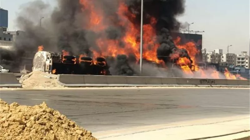 المرور: بسبب انفجار سيارة .. غلق الطريق الرئيسي في اتجاه المعادي