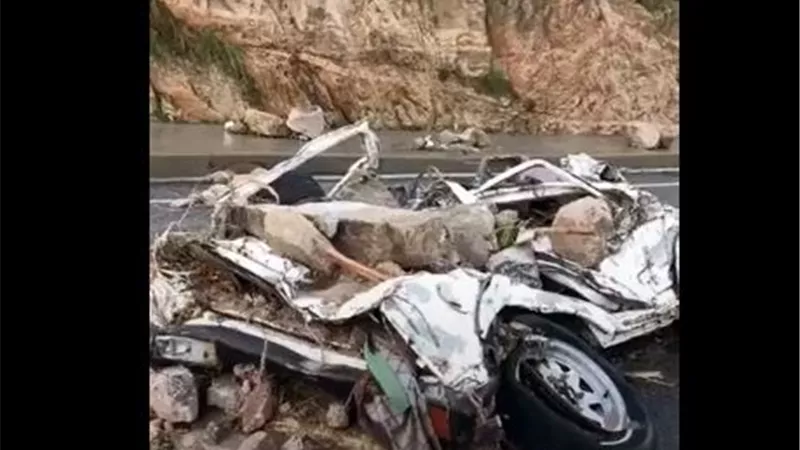 شاهد ...تساقط صخور من جبل يسحق سيارة