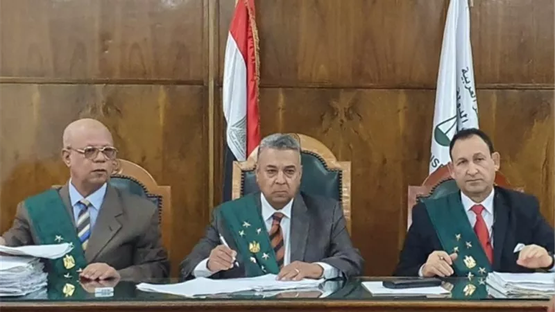 فصل موظفا بالرقابة المالية أخترق أجهزة الحاسب الاَلى لزملائه وخفض درجة أخر