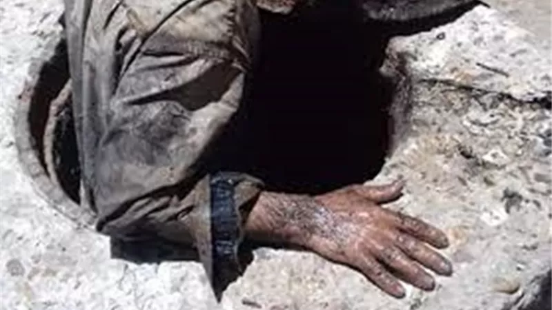 حاولا إلقاء حمولة جرار كسح فى بيارة الصرف الصحى فسقطا فيها وماتا فورا