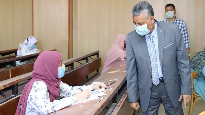 رئيس جامعة جنوب الوادي يتفقد امتحانات الدراسات العليا بكليتي التجارة والتربية بقنا