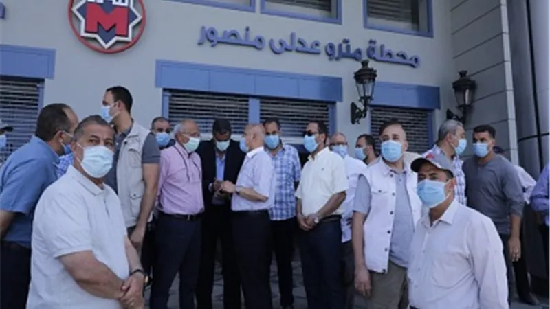 وزير النقل يتابع أعمال التدعيم الإنشائي للركن المتضرر بعمارة الشربتلي بالزمالك