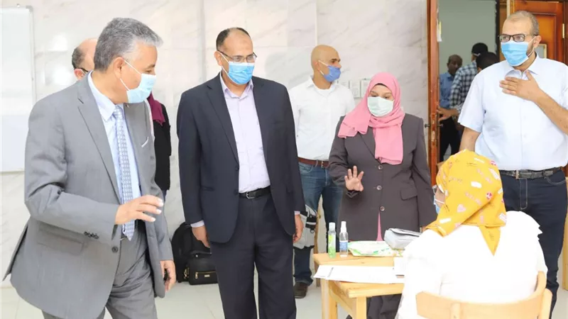 رئيس جامعة جنوب الوادي يتفقد امتحانات الفرقه الرابعه بكلية الطب