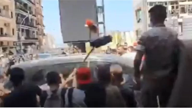 بالحجارة.. طرد محافظ بيروت من أحد أحياء العاصمة