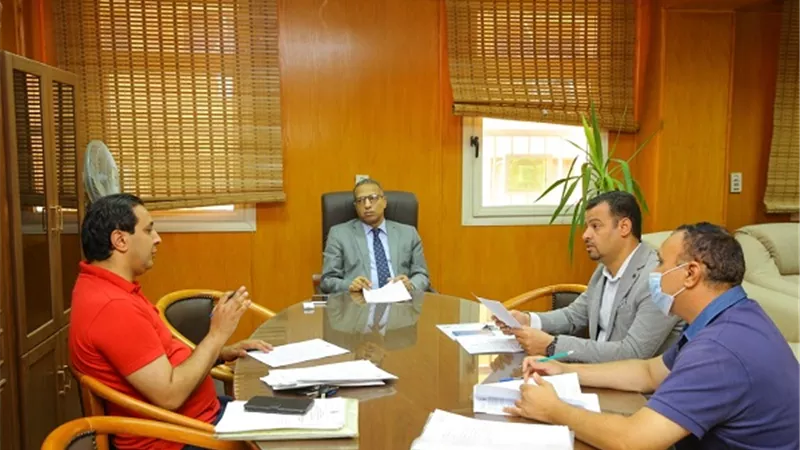رئيس جامعة الأقصر يجتمع بوكلاء الكليات لشئون الدراسات العليا والبحوث