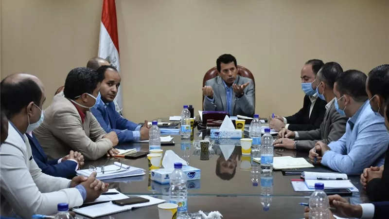 وزير الرياضة يبحث مع مساعديه ومعاونيه استعدادات الاحتفال باليوم العالمي للشباب