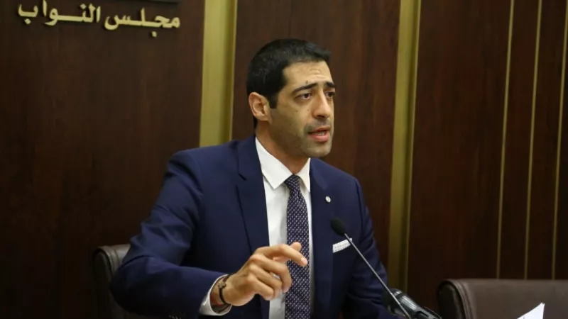 نائب لبناني مستقيل: نقف مع الشارع بعد أن فقد المجلس آخر أوراقه