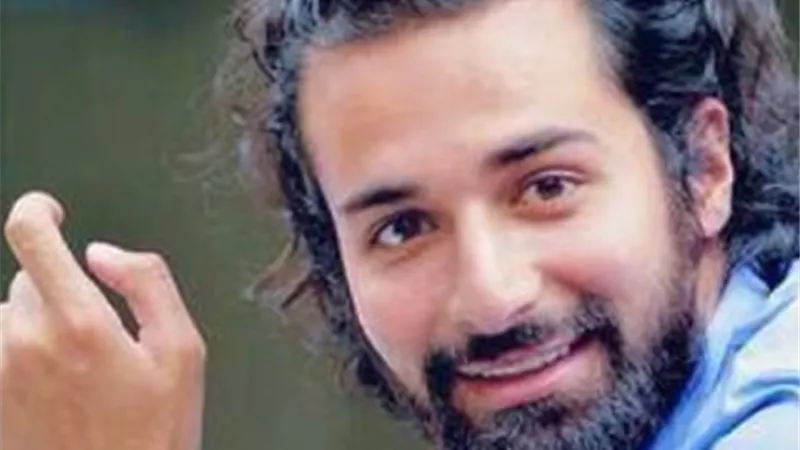 شاهد .. أحمد حاتم يداعب جمهوره ويحتفل بعيد زواجه الأول