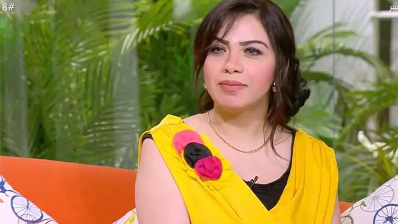 مرأة داخل عباءة رجل