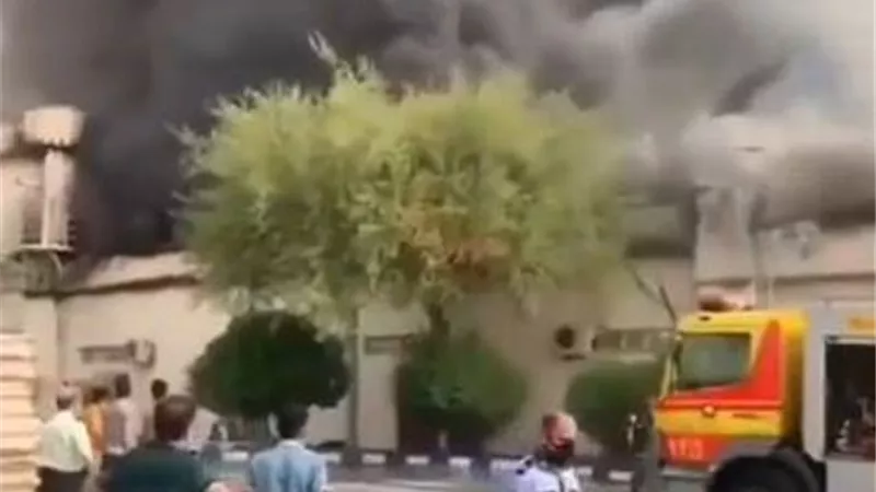 اندلاع حريق هائل في مجمع تجاري بجزيرة كيتش الإيرانية.. صور