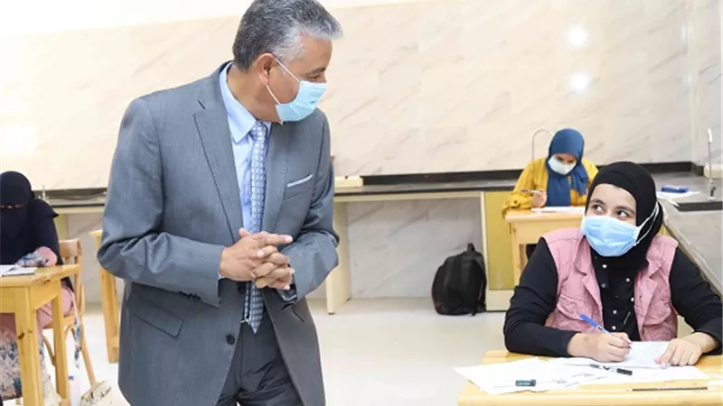 رئيس جامعة جنوب الوادي يتفقد اختبارات القدرات بكليات الجامعة