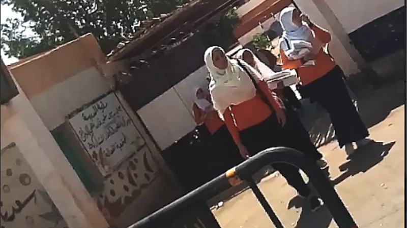 هدوء وارتياح بين طلاب الدبلومات الفنية خارج اللجان بالوادى الجديد