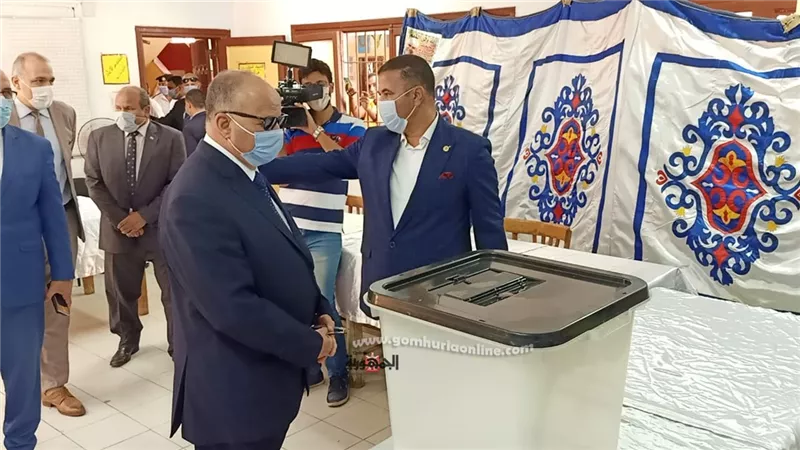 محافظ القاهرة يتفقد مقرات اللجان الانتخابية بمدارس عابدين والوايلى بالصور