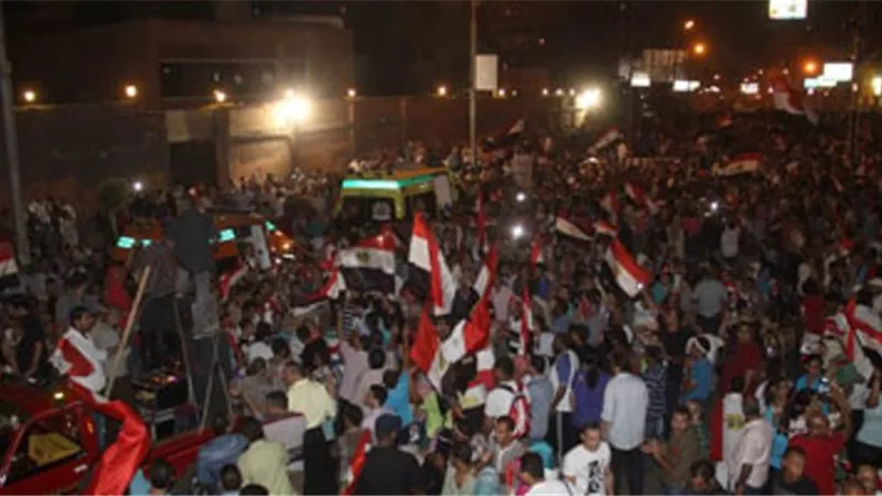 متظاهرو لبنان يلقون قنابل مولوتوف على قوات الأمن