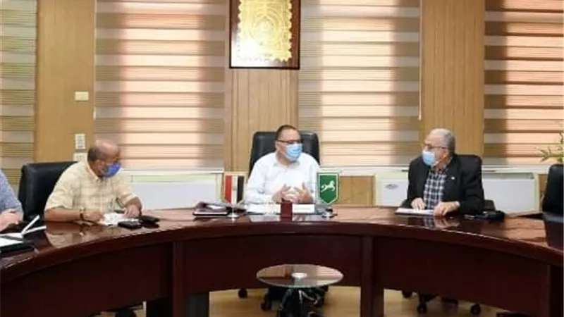 محافظ الشرقية يجتمع بمسئولي شركة وهيئة المياه والصرف الصحي