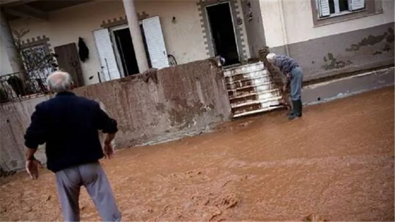 بالفيديو.. وفاة 5 أشخاص جراء عواصف رعدية وفيضانات بجزيرة إيفيا اليونانية