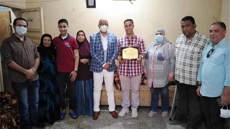 وكيل وزارة الصحه ببنى سويف يكرم أول الجمهوريه فى الثانوية
