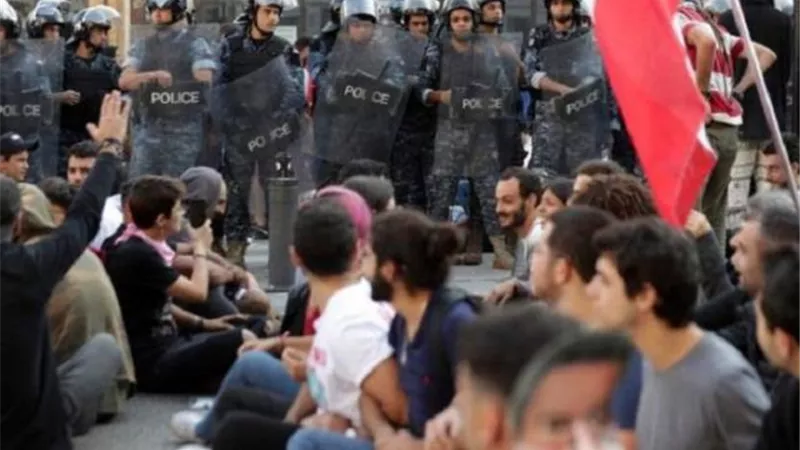 الأمن اللبنانى يطلق الغاز المسيل للدموع لتفريق المتظاهرين بمحيط البرلمان