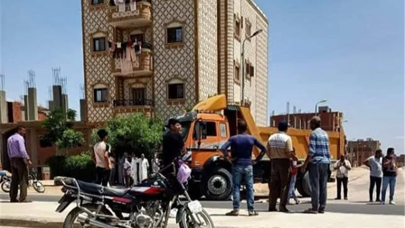 مصرع قائد دراجة نارية تحت عجلات النقل الثقيل بمدينة السادات