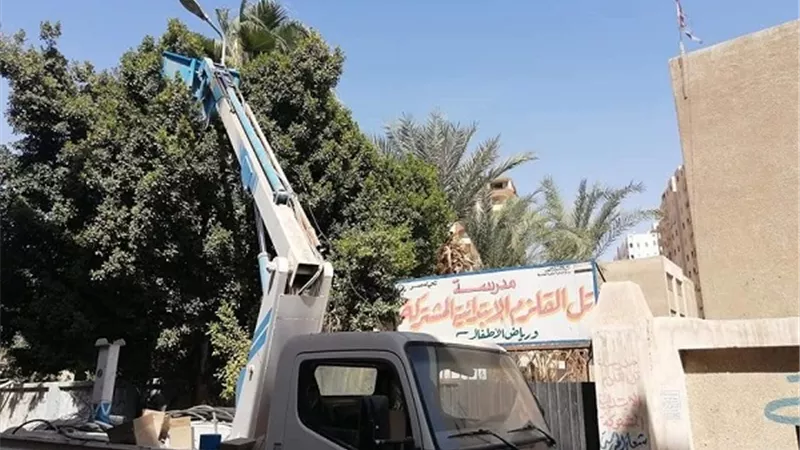 تكثيف العمل لرفع كفاءة الانارة العامة والنظافة بمحيط لجان انتخابات مجلس الشيوخ بالسويس