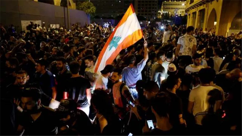 تفاصيل 48 ساعة تظاهرات في لبنان.. استقالة وزيرة الإعلام ومحاولة لاقتحام البرلمان.. فيديو