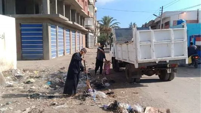 استمرار رفع كفاءة منظومة النظافة وأعمال رش المياه بشوارع مدينه سيدي سالم