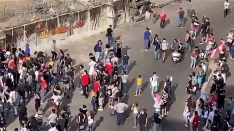 محتجون يقتحمون وزارتي التجارة والطاقة اللبنانيتين وجمعية المصارف.. فيديو
