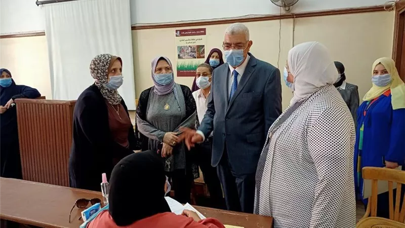 نائب رئيس جامعة المنوفية يتابع إمتحانات الدراسات العليا بكليات الهندسة و التجارة و التمريض .. صــــــور