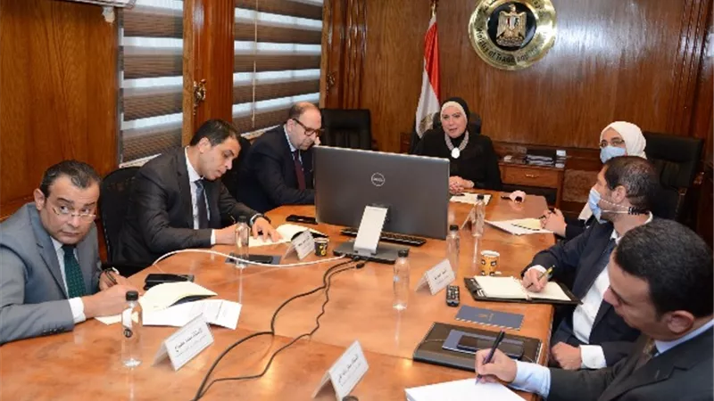 نيفين جامع تبحث زيادة معدلات تصدير الصناعات الدوائية والمستحضرات الطبية للأسواق الخارجية