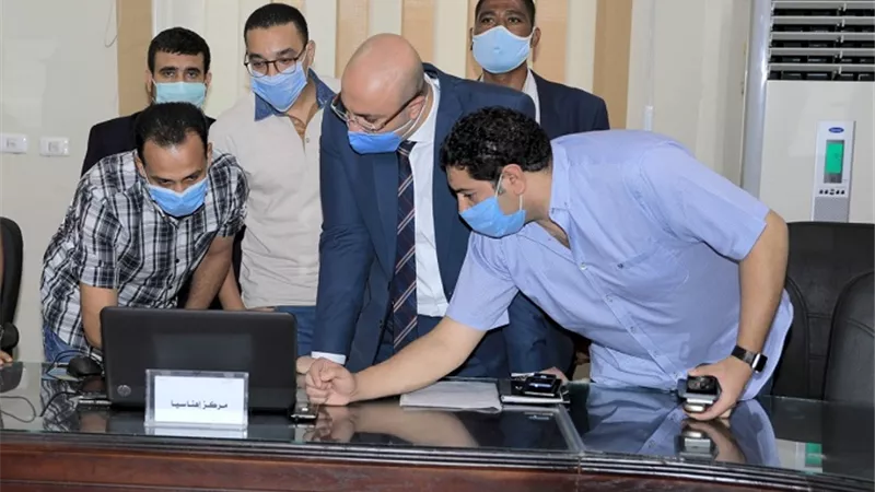محافظ بني سويف يتفقد منظومة العمل بغرف عمليات انتخابات مجلس الشيوخ