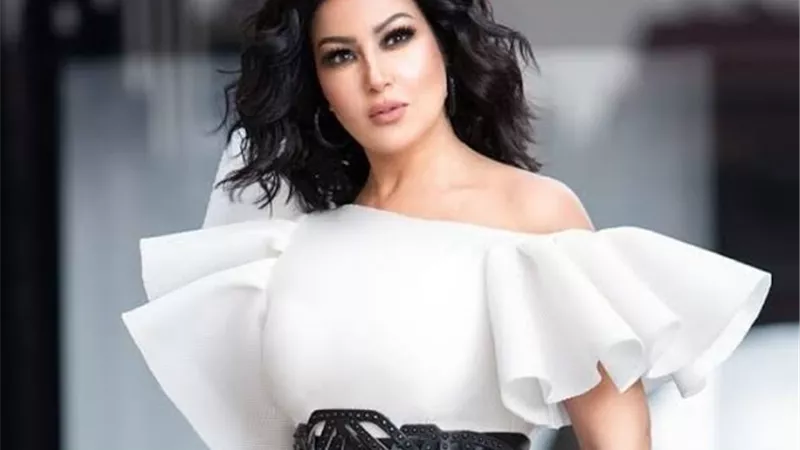 سمية الخشاب تخطف الانظار بالمشجر على الشاطىء.. صور