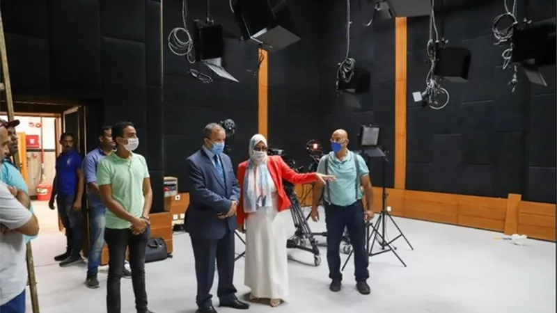 رئيس جامعة السويس يتفقد استديوهات كلية الاعلام الجديدة واختبارات القدرات بالكلية