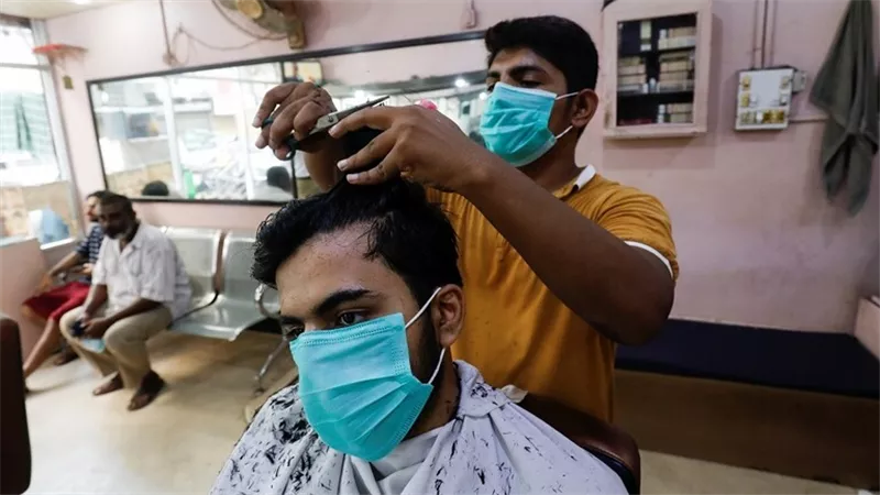 باكستان توقف العمل بالتباعد الاجتماعي بعد انخفاض الإصابات بكورونا