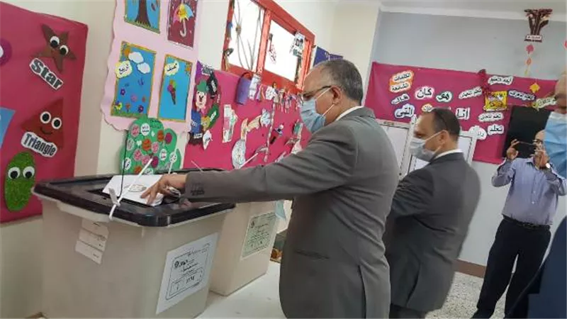 وزير الرى يدلى بصوته فى انتخابات مجلس الشيوخ