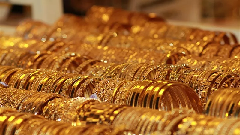 الذهب يهبط 10 جنيهات.. وعيار 21 يسجل 900 جنيها للجرام