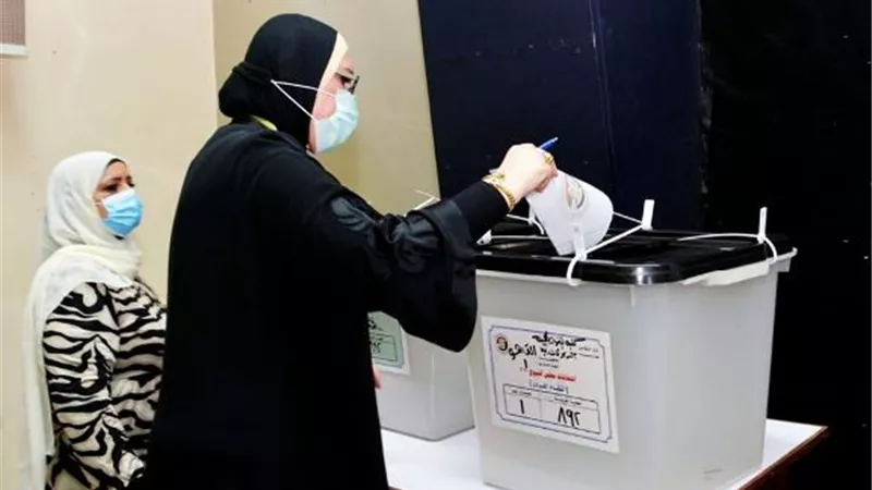 وزيرة التجارة والصناعة تدلى بصوتها بانتخابات مجلس الشيوخ بكلية الفنون الجميلة