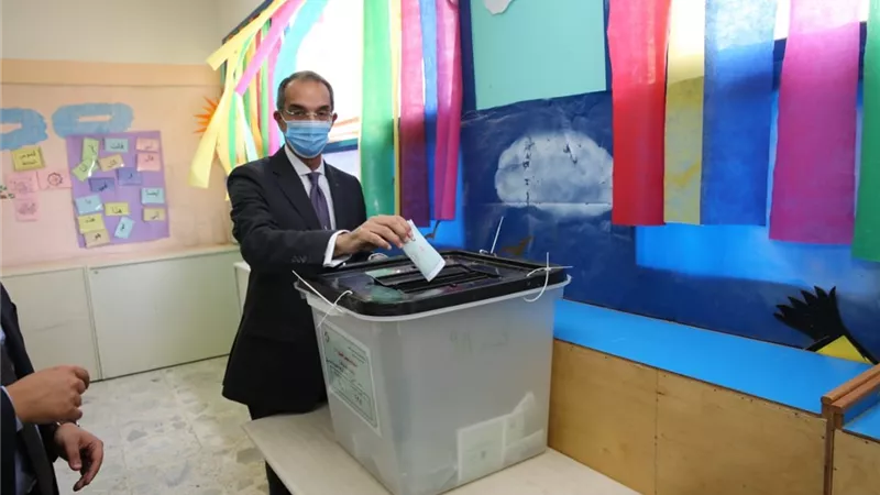 بالصور .. وزير الاتصالات يشارك فى انتخابات مجلس الشيوخ