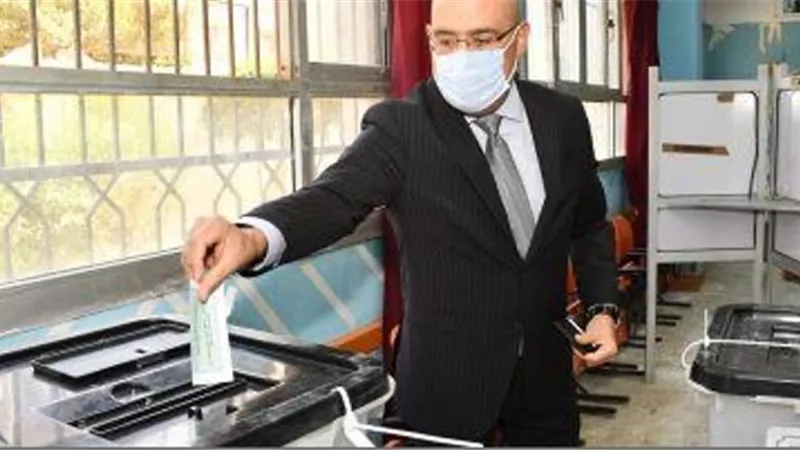 بعد الادلاء بصوته .. وزير الاسكان يدعوا جموع المصريين لممارسة حقهم لسياسي والمشاركة في انتخابات الشيوخ