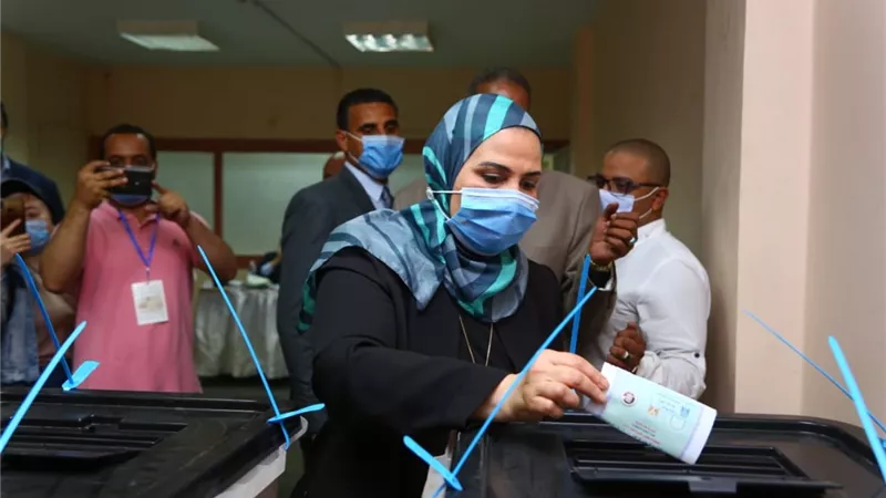 وزيرة التضامن تدلي بصوتها في انتخابات مجلس الشيوخ بمقر لجنتها في الدقي